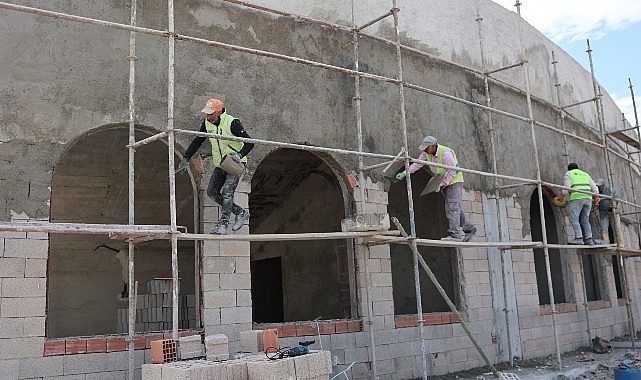 Kumluca’nın yeni simgesi Atatürk Stadyumu hızla yükseliyor