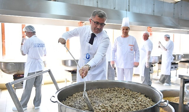 Üsküdar’da Dev Kazanlar Ramazanda İftar İçin Kaynıyor 10 Ayrı Noktada 30 Bin Kişiye Sıcak Yemek Dağıtılıyor