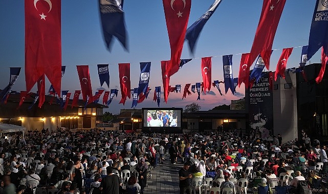 Üsküdar Belediyesi ev sahipliğinde açık alanlarda yapılan geleneksel sinema günlerinin ilki “Neşeli Günler” film gösterimiyle başladı