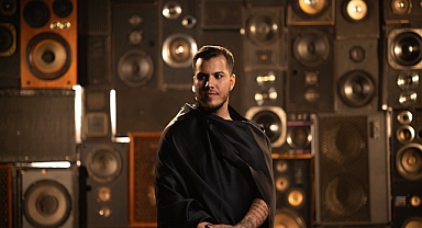 Ozan Kartal’dan geleneksel ritimlere modern yorum: ‘Zeibeck In The Desert’ yayında!