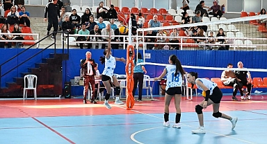 Kemer Belediye voleybolcuları büyük alkış topladı