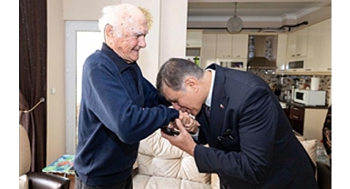 Başkan Tugay lise öğretmenini ziyaret etti