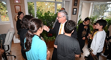 Geleceğin müzisyenlerinden Başkan Topaloğlu’na Öğretmenler Günü sürprizi