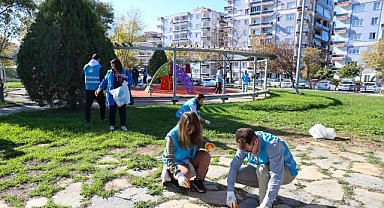 İzmirli gönüllüler el ele vererek doğa için temizlediler