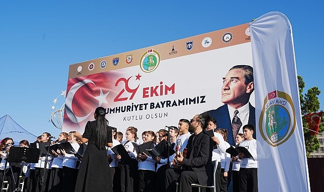 Karşıyaka’dan Öğrenciler, Halk Oyunları ve Çocuk Korosuyla Cumhuriyet Coşkusuna Ortak Oldu
